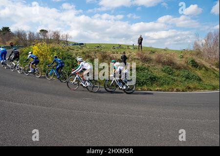 Italien, 12. März 2022 - Radprofis fahren während der Etappe Tirreno Adriatico auf der Etappe Apecchio - Carpegna im Marc bergauf Stockfoto