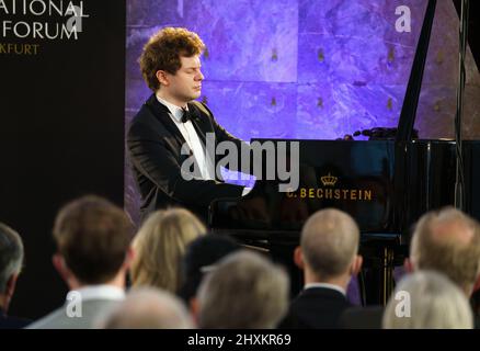 13. März 2022, Hessen, Frankfurt/Main: Der aus der Ukraine stammende Pianist Alexei Gorlatch spielt in der Frankfurter Paulskirche bei einem Benefizkonzert anlässlich des Krieges in der Ukraine, das er zusammen mit seinem aus Russland stammenden Kollegen Beljavsky aufführt. Beide Pianisten wollen mit ihrem Auftritt ein Zeichen für Frieden und Völkerverständigung setzen. Foto: Frank Rumpenhorst/dpa Stockfoto