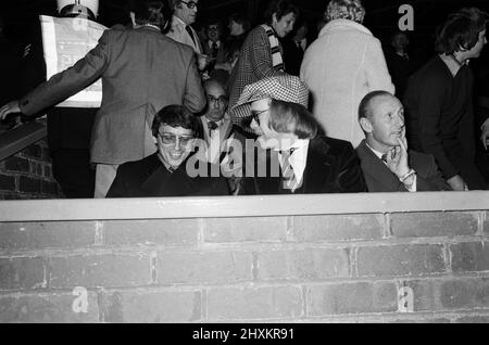 Graham Taylor und Elton John schauen sich das Fußballspiel an, West Bromwich Albion gegen Watford. 25. Oktober 1977. Stockfoto