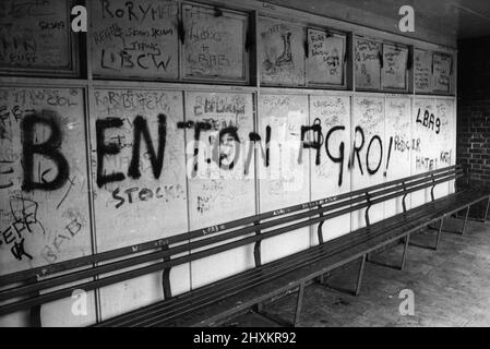 Graffiti am U-Bahnhof Longbenton, Newcastle upon Tyne, 10.. Juli 1977. Stockfoto