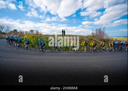 Italien, 12. März 2022 - Radprofis fahren während der Etappe Tirreno Adriatico auf der Etappe Apecchio - Carpegna im Marc bergauf Stockfoto