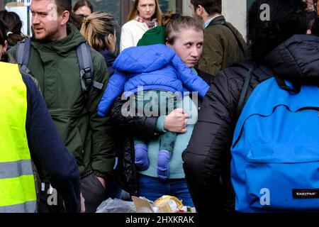 Brüssel, Belgien. 13. März 2022. Ukrainer, die am 13. März 2022 inmitten der anhaltenden russischen Invasion vor einem Einwanderungsbüro in Brüssel, Belgien, aus ihrem Land geflohen sind. Kredit: ALEXANDROS MICHAILIDIS/Alamy Live Nachrichten Stockfoto