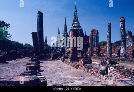 Die Ruinen des Wat Phra Si Sanphet Tempels in Ayutthaya. Die ehemalige Hauptstadt von Siam wurde 1767 von einer birmanischen Armee erobert und anschließend geplündert und teilweise zerstört. Es gibt immer noch ein Gefühl für die frühere Pracht des großen Tempels. Stockfoto