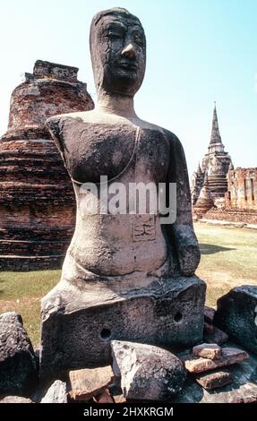 Beschädigte Buddha-Statue im Wat Phra Si Sanphet-Tempel in Ayutthaya. Die ehemalige Hauptstadt von Siam wurde 1767 von einer birmanischen Armee erobert und anschließend geplündert und teilweise zerstört. Es gibt immer noch ein Gefühl für die frühere Pracht des großen Tempels. Stockfoto