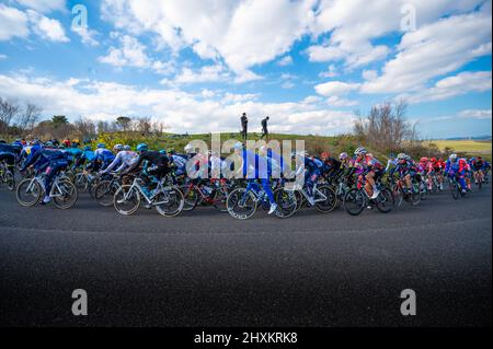 Italien, 12. März 2022 - Radprofis fahren während der Etappe Tirreno Adriatico auf der Etappe Apecchio - Carpegna im Marc bergauf Stockfoto