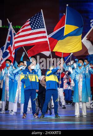 Peking, Hebei, China. 13. März 2022. Flagge der Ukraine und der Vereinigten Staaten bei den Abschlussfeiern, Winter-Paralympics 2022 in Peking, 13. März 2022. (Bild: © Mark Edward Harris/ZUMA Press Wire) Stockfoto