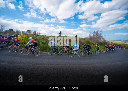 Italien, 12. März 2022 - Radprofis fahren während der Etappe Tirreno Adriatico auf der Etappe Apecchio - Carpegna im Marc bergauf Stockfoto