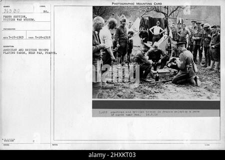 Amerikanische und britische Truppen spielen Karten, in der Nähe von Pas, Frankreich; 5/18/1918. Sammlung von Fotografien aus dem Ersten Weltkrieg, 1914-1918, die die militärischen Aktivitäten der britischen und anderen Streitkräfte und des Personals während des Ersten Weltkriegs darstellen Stockfoto