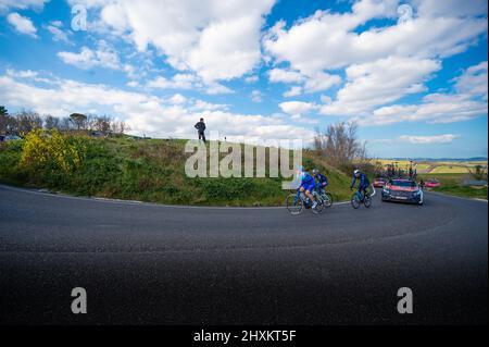 Italien, 12. März 2022 - Radprofis fahren während der Etappe Tirreno Adriatico auf der Etappe Apecchio - Carpegna im Marc bergauf Stockfoto