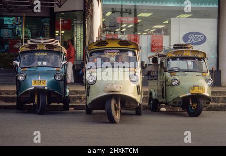 Drei Tuk-Tuk hua Kob, die sogenannten froschköpfigen Tuk-Tuks, typisch für die Provinzhauptstadt Trang in Südthailand. Stockfoto