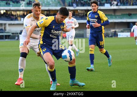 Verona, Italien. 13. März, 2022. giovanni simeone (verona) und amir rrahmnai (napoli) während des Spiels von Hellas Verona FC gegen SSC Napoli, italienische Fußballserie A in Verona, Italien, März 13 2022 Quelle: Independent Photo Agency/Alamy Live News Stockfoto