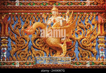 Der buddhistische Tempel Wat Khao Daeng im Khao Sam ROI Yot National Park ist ein spektakuläres Beispiel feiner Dekoration mit zahlreichen goldenen Statuen und Figuren. Stockfoto