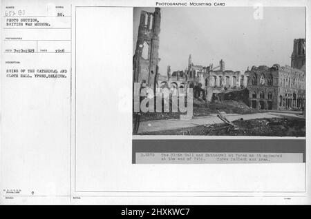 Ruinen der Kathedrale und Tuchhalle. Ypern, Belgien. 1916. Sammlung von Fotos aus dem Ersten Weltkrieg, 1914-1918, die die militärischen Aktivitäten der britischen und anderen Streitkräfte und des Personals während des Ersten Weltkriegs darstellen Stockfoto