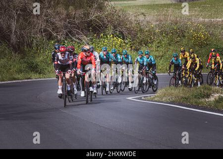 Italien, 12. März 2022 - Radprofis fahren während der Etappe Tirreno Adriatico auf der Etappe Apecchio - Carpegna im Marc bergauf Stockfoto