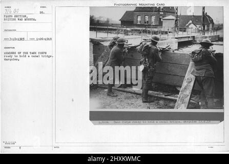 Mitglieder des Panzerkorps bereit, eine Kanalbrücke zu halten. Marquies. 4-13-1918. Sammlung von Fotografien aus dem Ersten Weltkrieg, 1914-1918, die die militärischen Aktivitäten der britischen und anderen Streitkräfte und des Personals während des Ersten Weltkriegs darstellen Stockfoto