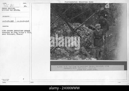 König George inspiziert deutsche Schützengräben auf dem King George's Hill in der Nähe von Fricourt, Frankreich. 8-10-1916. Sammlung von Fotografien aus dem Ersten Weltkrieg, 1914-1918, die die militärischen Aktivitäten der britischen und anderen Streitkräfte und des Personals während des Ersten Weltkriegs darstellen Stockfoto