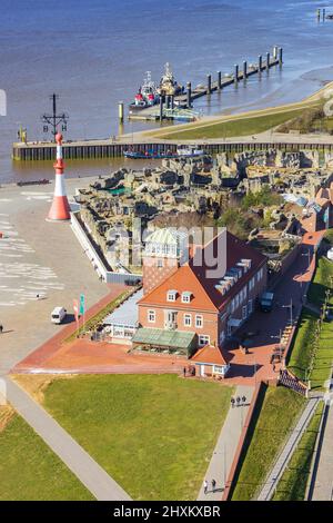 Luftaufnahme des historischen strandhalle-Gebäudes und Leuchtturms in Bremerhaven Stockfoto