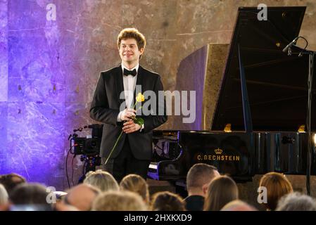 13. März 2022, Hessen, Frankfurt/Main: Der aus der Ukraine stammende Pianist Alexei Gorlatch nimmt den Applaus in der Frankfurter Paulskirche während eines Benefizkonzerts anlässlich des Krieges in der Ukraine entgegen, das er gemeinsam mit seinem aus Russland stammenden Kollegen Beljavsky aufführt. Beide Pianisten wollen mit ihrem Auftritt ein Zeichen für Frieden und Völkerverständigung setzen. Foto: Frank Rumpenhorst/dpa/Frank Rumpenhorst/dpa Stockfoto