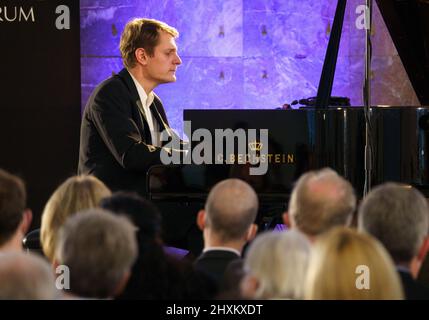 13. März 2022, Hessen, Frankfurt/Main: Der aus Russland stammende Pianist Sergey Belyavsky spielt in der Frankfurter Paulskirche bei einem Benefizkonzert anlässlich des Ukraine-Krieges, das er zusammen mit seinem Kollegen Gorlatch, der aus der Ukraine kommt, aufführt. Beide Pianisten wollen mit ihrem Auftritt ein Zeichen für Frieden und Völkerverständigung setzen. Foto: Frank Rumpenhorst/dpa/Frank Rumpenhorst/dpa Stockfoto