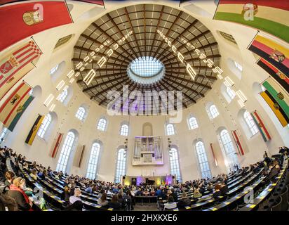 13. März 2022, Hessen, Frankfurt/Main: Der aus der Ukraine stammende Pianist Alexei Gorlatch spielt in der Frankfurter Paulskirche bei einem Benefizkonzert anlässlich des Krieges in der Ukraine, das er zusammen mit seinem aus Russland stammenden Kollegen Beljavsky aufführt. Beide Pianisten wollen mit ihrem Auftritt ein Zeichen für Frieden und Völkerverständigung setzen. Foto: Frank Rumpenhorst/dpa/Frank Rumpenhorst/dpa Stockfoto