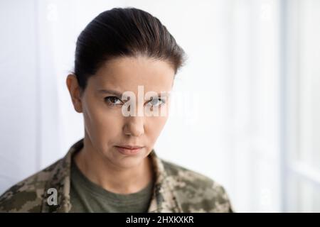 Porträt Einer Schweren Frau Mittleren Alters In Militäruniform Beim Blick Auf Die Kamera Stockfoto