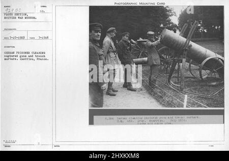 Deutsche Gefangene putzen gefangene Waffen und Grabenmörtel. Querrieu, Frankreich. Juli 1916. Sammlung von Fotografien aus dem Ersten Weltkrieg, 1914-1918, die die militärischen Aktivitäten der britischen und anderen Streitkräfte und des Personals während des Ersten Weltkriegs darstellen Stockfoto