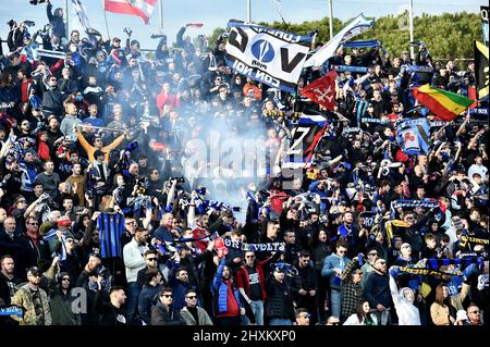 Pisa, Italien. 13. März 2022. Fans von Pisa während AC Pisa vs US Cremonese, italienische Fußball-Serie B Spiel in Pisa, Italien, März 13 2022 Kredit: Unabhängige Fotoagentur/Alamy Live News Stockfoto