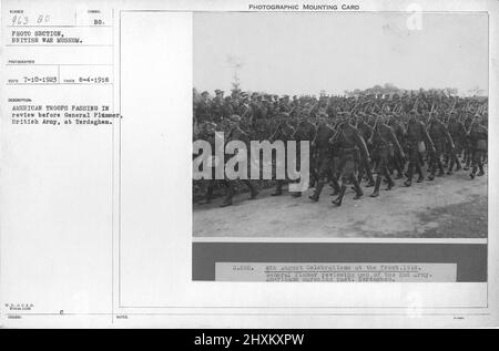 Amerikanische Truppen, die in Überprüfung vor General Plummer, British Army, in Terdeghem. 8-4-1918. Sammlung von Fotografien aus dem Ersten Weltkrieg, 1914-1918, die die militärischen Aktivitäten der britischen und anderen Streitkräfte und des Personals während des Ersten Weltkriegs darstellen Stockfoto