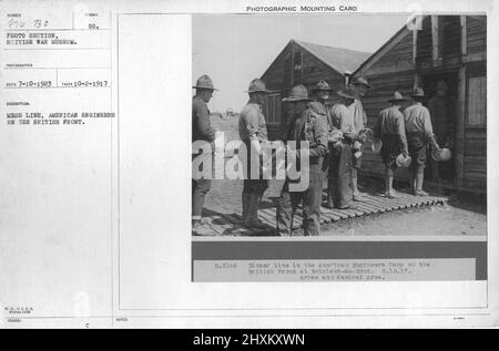 Mess Line, amerikanische Ingenieure an der britischen Front. Sammlung von Fotografien aus dem Ersten Weltkrieg, 1914-1918, die die militärischen Aktivitäten der britischen und anderen Streitkräfte und des Personals während des Ersten Weltkriegs darstellen Stockfoto