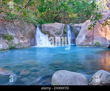 Im Regenwald in der Nähe des Rincon National Park sind die zwei Wasserfälle Las Chorreras und der wunderschöne blaue Logon von vulkanischen Felswänden und umgeben Stockfoto