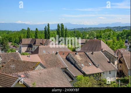 Die typischen Steildächer (bis zu den Dauphinois) des Dauphiné, die auch in der Altstadt von Morestel, Frankreich, zu finden sind Stockfoto