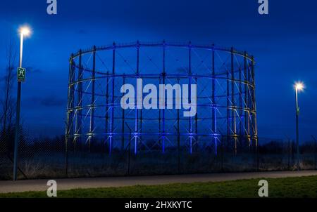 Granton Gashalter beleuchtet in der Nacht in ukrainischen Farben mit Straßenlaternen in Solidarität , Edinburgh, Schottland, Großbritannien Stockfoto