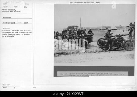 Motorisierte Maschinengewehr-Batterie südwestlich der Albert-Amiens-Straße, das Lager als Antwort auf ein Signal verlassen. 1916. Sammlung von Fotos aus dem Ersten Weltkrieg, 1914-1918, die die militärischen Aktivitäten der britischen und anderen Streitkräfte und des Personals während des Ersten Weltkriegs darstellen Stockfoto