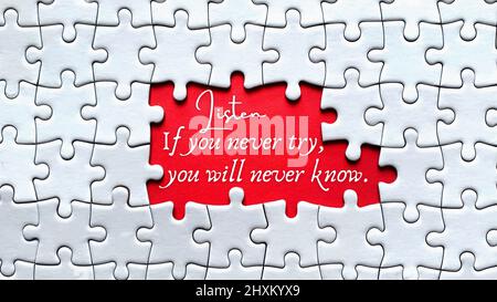 Motivierendes und inspirierendes Zitat über fehlende Puzzle - Wenn Sie es nie versuchen, werden Sie es nie wissen. Motivationskonzept Stockfoto