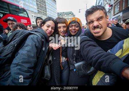 London, England, Großbritannien. 13. März 2022. Hunderte nahmen an der Dance for Peace Parade im Zentrum von London Teil, um Spenden für die Ukraine zu sammeln. (Bild: © Tayfun Salci/ZUMA Press Wire) Stockfoto