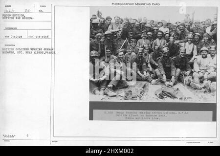 Britische Soldaten mit deutschen Helmen usw. in der Nähe von Albert, Frankreich. 7-5-1916. Sammlung von Fotografien aus dem Ersten Weltkrieg, 1914-1918, die die militärischen Aktivitäten der britischen und anderen Streitkräfte und des Personals während des Ersten Weltkriegs darstellen Stockfoto