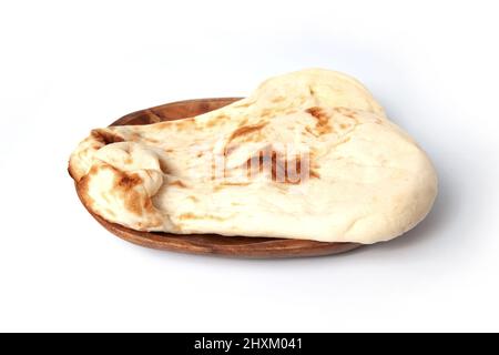 Naan indisches Brot auf Teller isoliert auf weißem Hintergrund Stockfoto