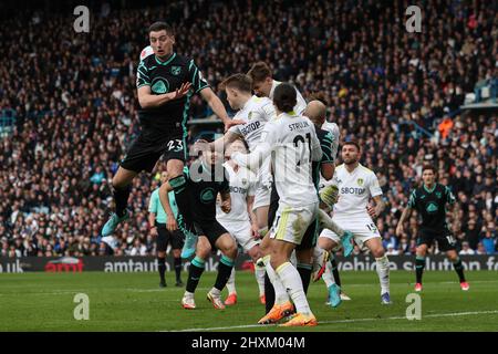 Leeds, Großbritannien. 13. März 2022. Eine späte Gerangel im Leeds Strafraum, als Kenny McLean #23 von Norwich City versucht, den Ball in Leeds, Großbritannien, am 3/13/2022 zu führen. (Foto von James Heaton/News Images/Sipa USA) Quelle: SIPA USA/Alamy Live News Stockfoto