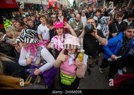 London, England, Großbritannien. 13. März 2022. Hunderte nahmen an der Dance for Peace Parade im Zentrum von London Teil, um Spenden für die Ukraine zu sammeln. (Bild: © Tayfun Salci/ZUMA Press Wire) Stockfoto