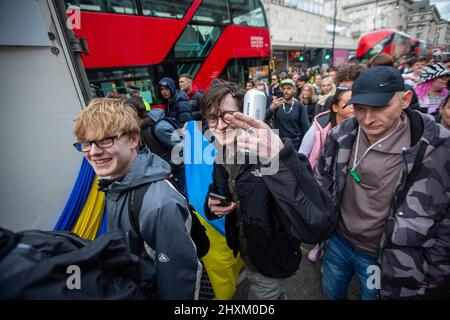 London, England, Großbritannien. 13. März 2022. Hunderte nahmen an der Dance for Peace Parade im Zentrum von London Teil, um Spenden für die Ukraine zu sammeln. (Bild: © Tayfun Salci/ZUMA Press Wire) Stockfoto