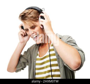 Dieses Lied lässt mich immer mitsingen. Eine kurze Aufnahme eines jungen Mannes, der Musik hört. Stockfoto
