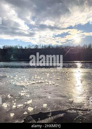 Der Fluss im Frühjahr schmilzt das Eis auf dem Fluss. Stockfoto