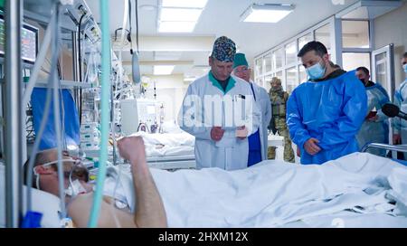 Der ukrainische Präsident Wolodymyr Zelenski geht zu einem Militärkrankenhaus in Kiew, Ukraine, um Soldaten zu besuchen, die während der russischen Invasion verwundet wurden, und verleiht den Kämpfern und dem medizinischen Personal Medaillen für ihren Dienst an ihrem Land. Diese Bilder stammen aus einem Video des Presidential Press Office der Ukraine. Stockfoto