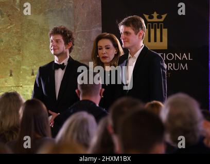 13. März 2022, Hessen, Frankfurt am Main: Der aus der Ukraine stammende Pianist Alexei Gorlatch (l) und sein aus Russland stachender Kollege Sergey Beljavsky (r) nehmen nach ihrem Benefizkonzert anlässlich des Krieges in der Ukraine die Standing Ovation des Publikums in der Frankfurter Paulskirche an. Beide Pianisten wollen mit ihrem Auftritt ein Zeichen für Frieden und Völkerverständigung setzen. In der Mitte steht Maryam Maleki vom mitorganisierenden International Piano Forum Frankfurt. Foto: Frank Rumpenhorst/dpa Stockfoto