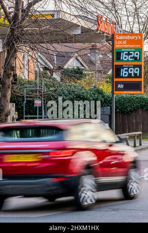 London, Großbritannien. 13. März 2022. Aufgrund der Folgen der ukrainischen Invasion durch Russland - Sainsburys Local in der Nähe von Clapham South - steigen die Kraftstoffpreise auf 162,9 pro Liter für bleifreie Grundstoffe und fast 170p für Diesel. Kredit: Guy Bell/Alamy Live Nachrichten Stockfoto