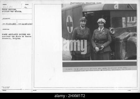 Frauen Krankenwagenfahrer, die den Croix de Guerre Brussels, Belgien, erhielten. 11-26-1918. Sammlung von Fotografien aus dem Ersten Weltkrieg, 1914-1918, die die militärischen Aktivitäten der britischen und anderen Streitkräfte und des Personals während des Ersten Weltkriegs darstellen Stockfoto