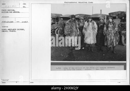 Frauen Krankenwagenfahrer, Calais, Frankreich. Sammlung von Fotografien aus dem Ersten Weltkrieg, 1914-1918, die die militärischen Aktivitäten der britischen und anderen Streitkräfte und des Personals während des Ersten Weltkriegs darstellen Stockfoto