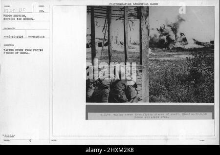 Abdeckung von fliegenden Muschelstücken. Sammlung von Fotografien aus dem Ersten Weltkrieg, 1914-1918, die die militärischen Aktivitäten der britischen und anderen Streitkräfte und des Personals während des Ersten Weltkriegs darstellen Stockfoto