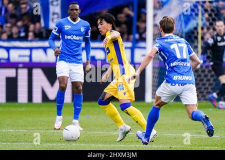 GENK, BELGIEN - 13. MÄRZ: Daichi Hayashi von Sint-Truidense VV kämpft während des Jupiler Pro League-Spiels zwischen KRC Genk und Sint-Truidense VV in der Cegeka Arena am 13. März 2022 in Genk, Belgien um den Ball (Foto: Jeroen Meuwsen/Orange Picles) Stockfoto