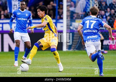 GENK, BELGIEN - 13. MÄRZ: Daichi Hayashi von Sint-Truidense VV kontrolliert den Ball während des Jupiler Pro League-Spiels zwischen KRC Genk und Sint-Truidense VV in der Cegeka Arena am 13. März 2022 in Genk, Belgien (Foto: Jeroen Meuwsen/Orange Picts) Stockfoto